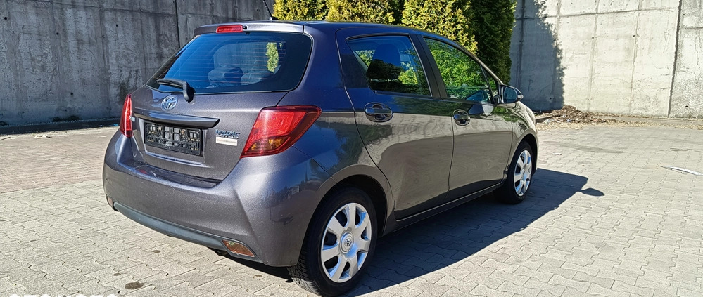 Toyota Yaris cena 23999 przebieg: 270000, rok produkcji 2015 z Wałbrzych małe 277